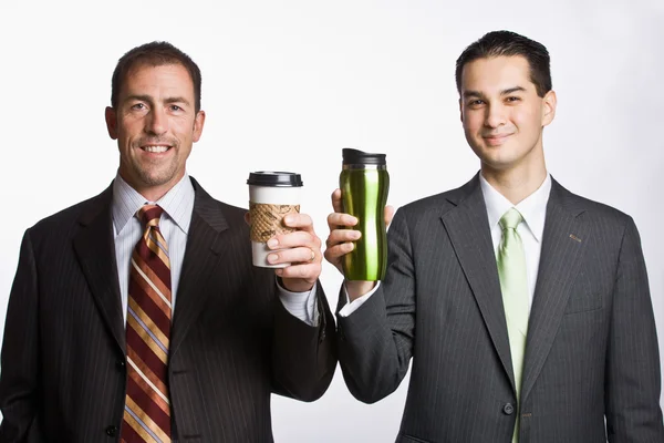 Kahve bardakları holding iş adamları — Stok fotoğraf