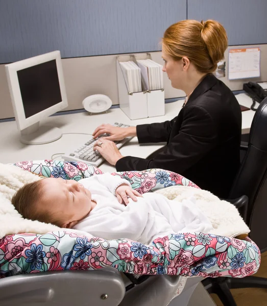デスクで赤ちゃんと一緒に働く女性実業家 — ストック写真