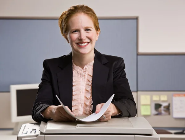 Geschäftsfrau kopiert Papiere im Büro — Stockfoto