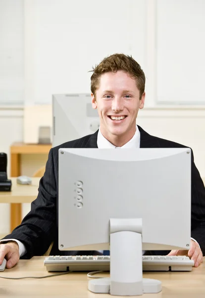 Zakenman werkt op de computer — Stockfoto