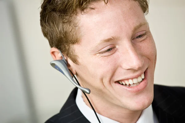 Empresario hablando con auriculares —  Fotos de Stock