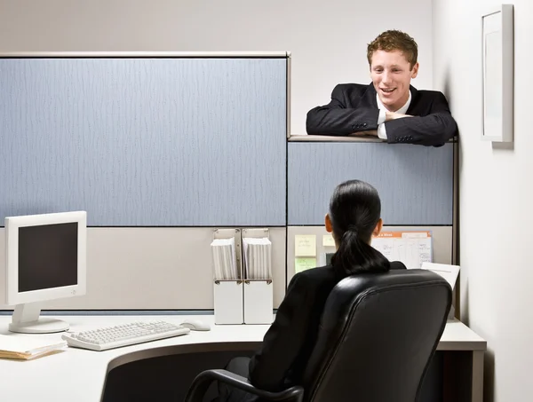 Businessman talking to co-worker — Stock Photo, Image