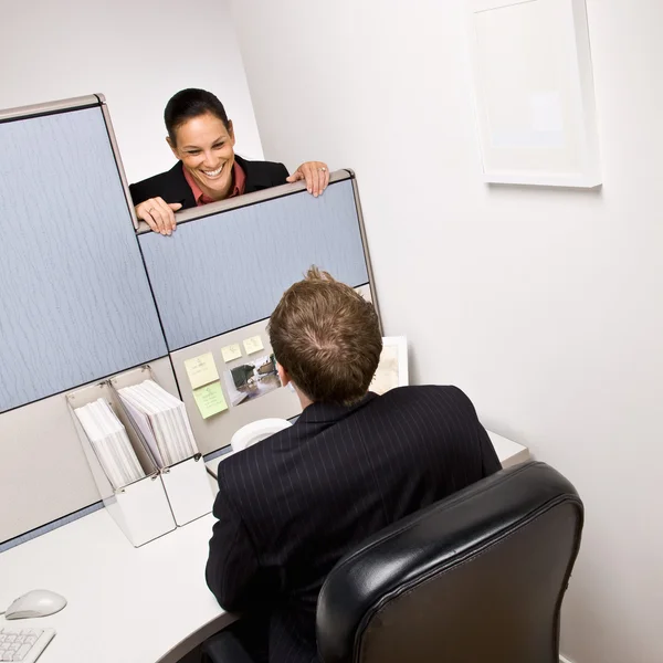 Geschäftsfrau im Gespräch mit Kollegin in der nächsten Kabine — Stockfoto