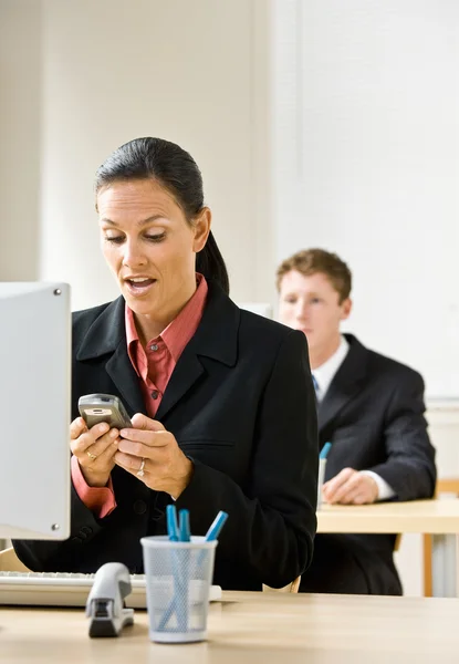 Messaggi di testo di una donna d'affari sul cellulare — Foto Stock