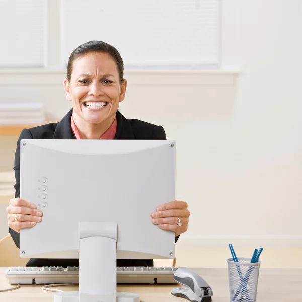 Zakenvrouw schudden monitor — Stockfoto