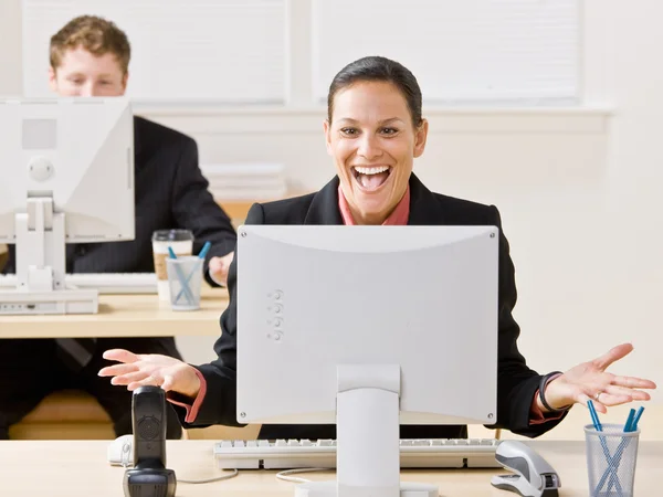 Mujer de negocios riendo de monitor — Foto de Stock