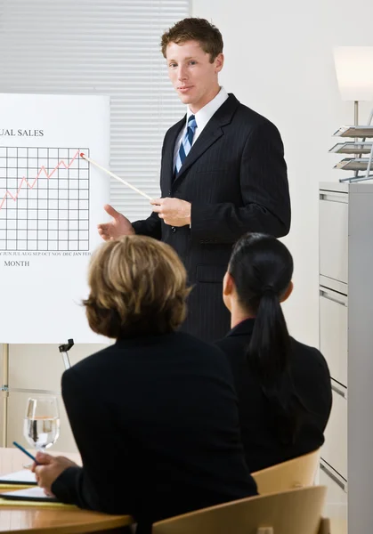 Businessman explaining chart — Stock Photo, Image