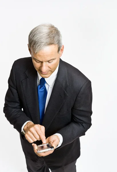 Mensajería de texto de hombre de negocios en el teléfono celular — Foto de Stock