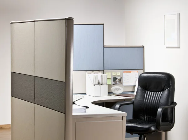 Empty chair at desk in cubicle — Stock Photo, Image