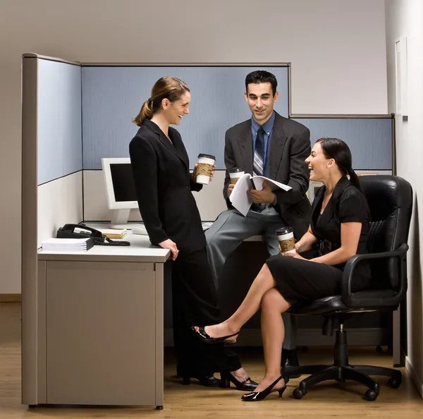 Сотрудники разговаривают в офисной кабинке — стоковое фото