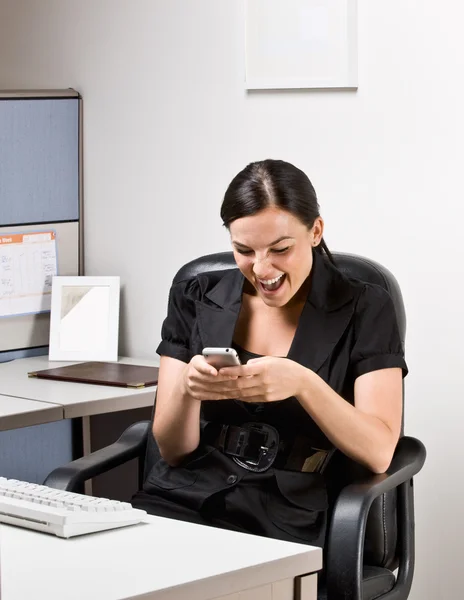 Zakenvrouw van het tekstoverseinen op mobiele telefoon — Stockfoto