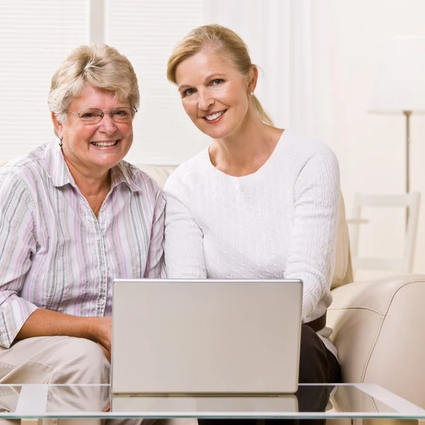 Senior vrouw en dochter met behulp van laptop Rechtenvrije Stockfoto's
