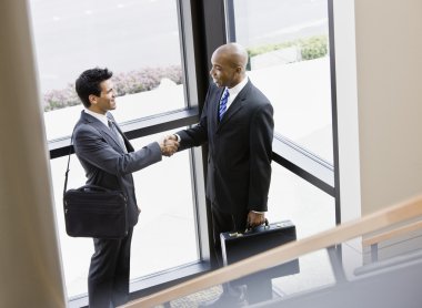 İş adamları el sıkışıyor