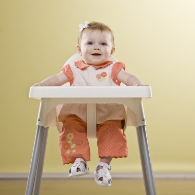 kız bebek yüksek sandalye