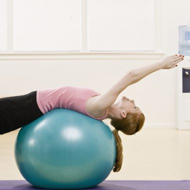 Egzersiz yapan genç kadın