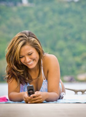 İskele kısa cep telefonundan mesaj atarken kadın