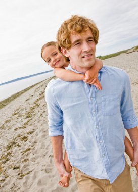 Peder vererek kızı geri piggy ride Beach