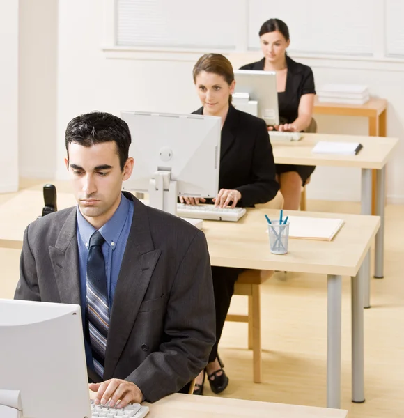 Mecanografía empresarial en el ordenador — Foto de Stock