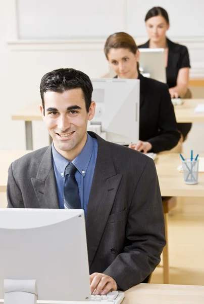 Bedrijf te typen op computer — Stockfoto