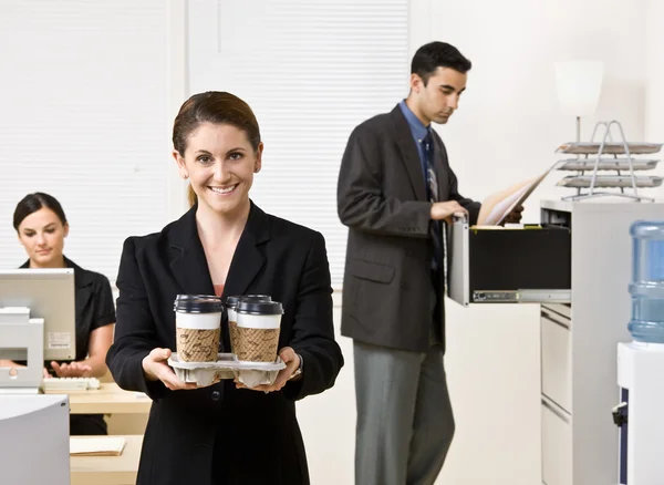 Бізнес-леді, що несе лоток кави — стокове фото