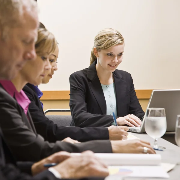 Hombre y mujeres en la reunión de negocios — Foto de Stock