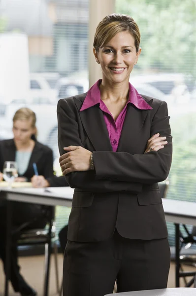 Empresária em pé e sorrindo — Fotografia de Stock