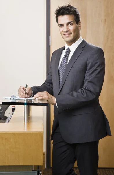 Giovane uomo d'affari sorridente — Foto Stock