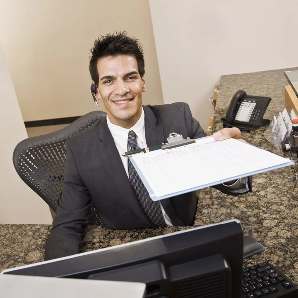 Jovem segurando prancheta — Fotografia de Stock