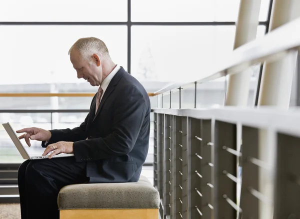 Affärsman med bärbar dator — Stockfoto