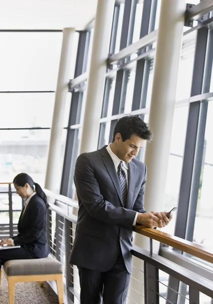 Jovem Empresário Texting — Fotografia de Stock