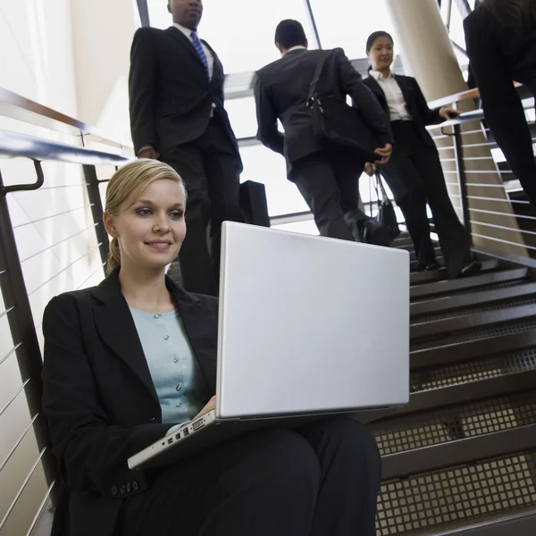 Empresaria sentada en las escaleras —  Fotos de Stock