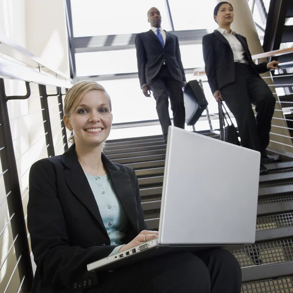 Empresária sentada nas escadas — Fotografia de Stock