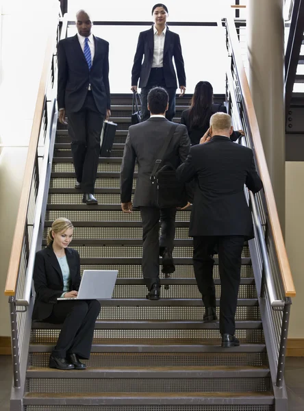 Femme d'affaires assise dans les escaliers — Photo