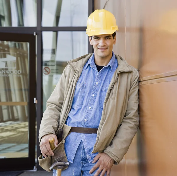 Joven trabajador de la construcción —  Fotos de Stock