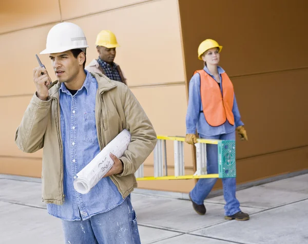 Jovem trabalhador da construção masculina — Fotografia de Stock