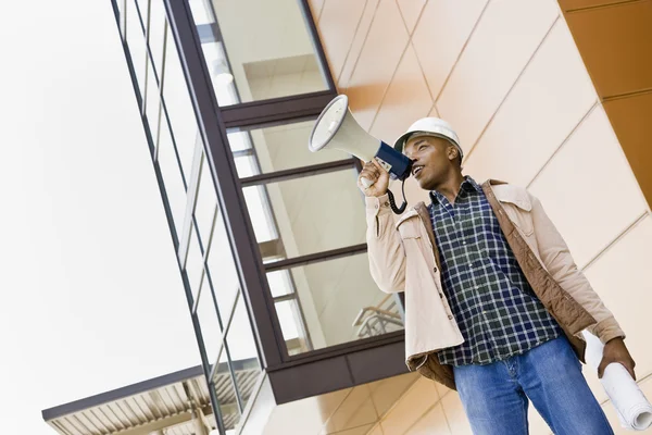 Trabalhador da construção masculino usando Bullhorn — Fotografia de Stock