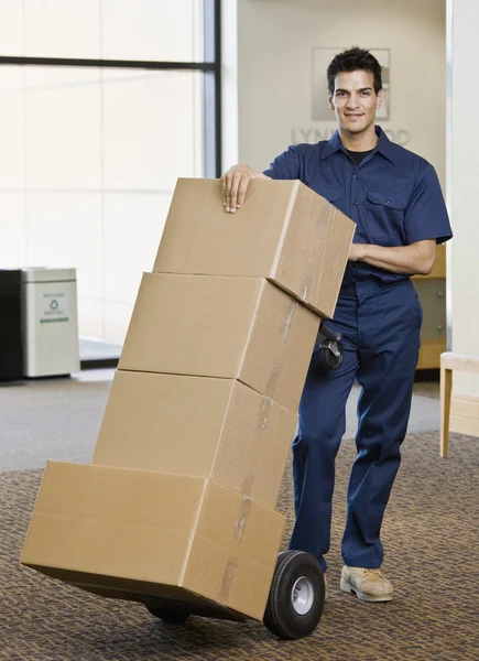 Ung man flyttlådor — Stockfoto