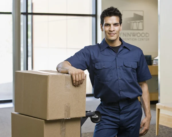 Jonge man die met vakken — Stockfoto