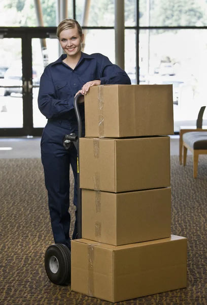 Молодая женщина двигает коробки — стоковое фото
