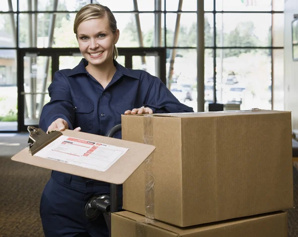 Cajas móviles de mujer joven —  Fotos de Stock