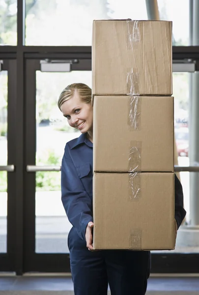 Joven hombre entregando cajas —  Fotos de Stock