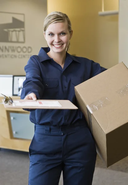 Ung kvinna leverera box — Stockfoto