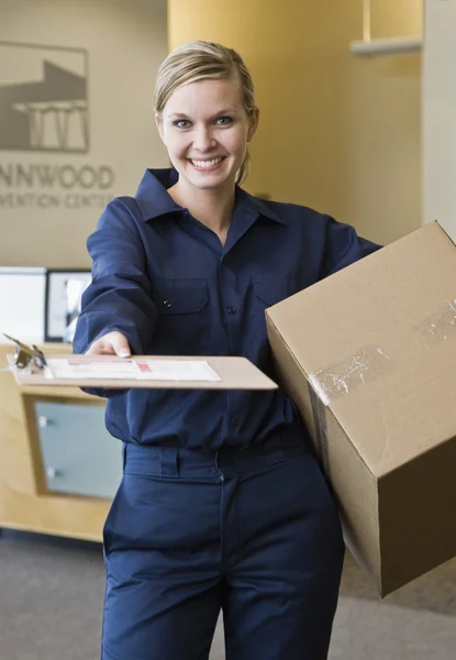 Jonge vrouw leveren vak — Stockfoto