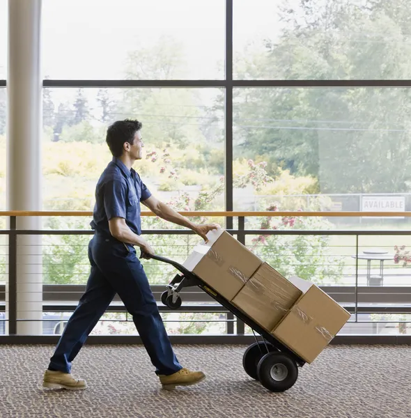 Joven hombre moviendo cajas — Foto de Stock