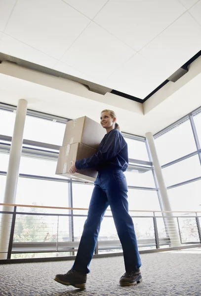 Jonge vrouw leveren vakken — Stockfoto