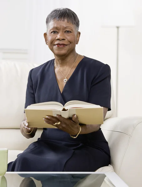 Anciana afroamericana sonriendo — Foto de Stock