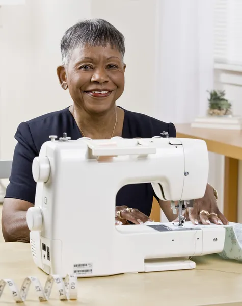 Äldre afroamerikanska kvinna ler — Stockfoto