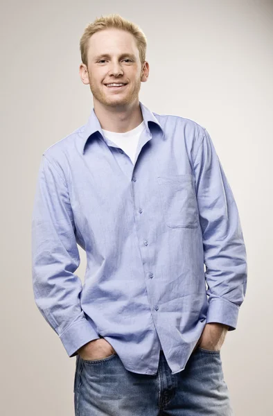 Joven sonriendo — Foto de Stock