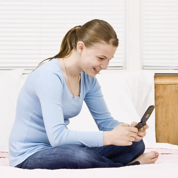 Jong meisje texting — Stockfoto