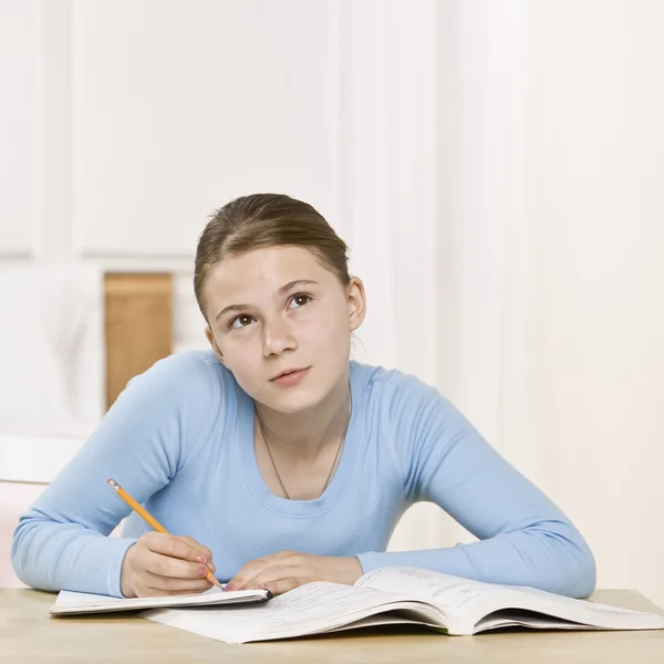 Menina fazendo lição de casa — Fotografia de Stock